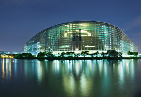 Foto Blick auf das Verwaltungsgebäude des Europäischen Parlaments in Straßbourg/Frankreich im Abendlicht.